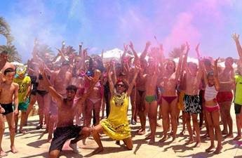 انطلاق مهرجان «الألوان» على شواطئ مرسى علم